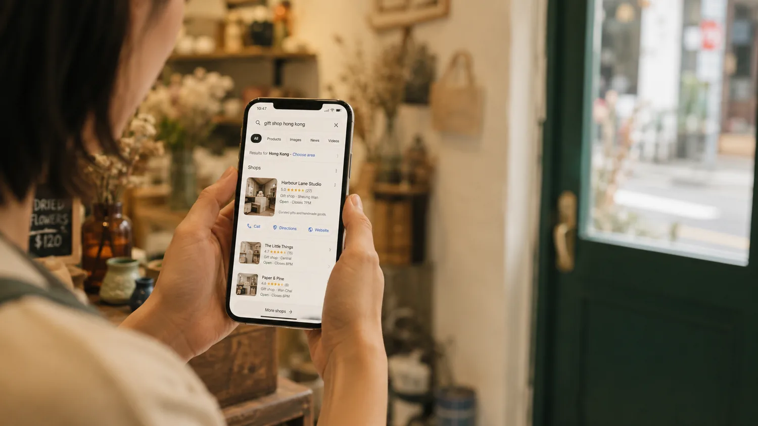 香港顧客用手機 Google 搜尋本地小店,結果列出店舖 listing —— 喺 Google 同 AI 搜尋被搵到